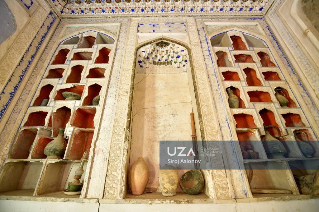 Ancient Guest Hall in Zarmetan