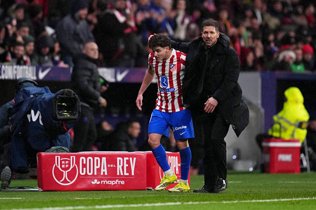 Xulian Alvares Simeone bilan kelajagini muhokama qiladi