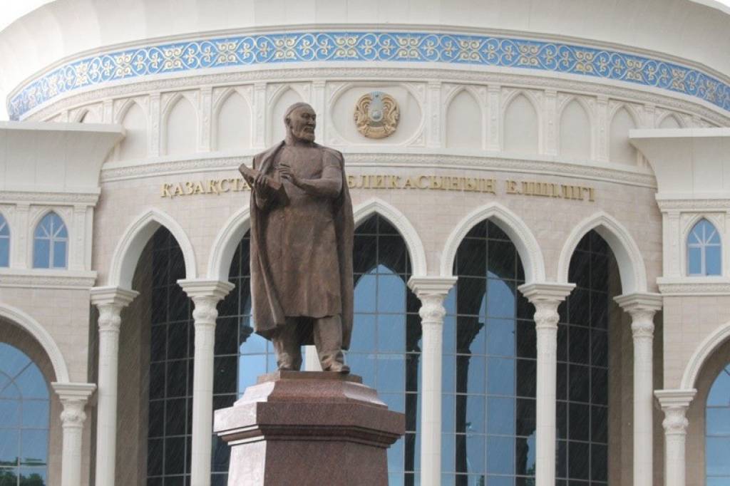 Ташкентте Абай Құнанбайұлының ескерткішіне гүл шоқтарын қою рәсімі өтті