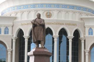 Ташкентте Абай Құнанбайұлының ескерткішіне гүл шоқтарын қою рәсімі өтті