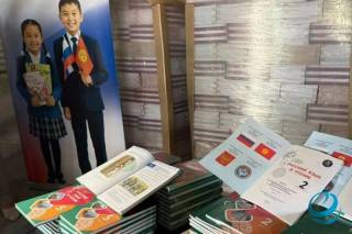 Россия передала школам Киргизии более 670 тыс. учебников
