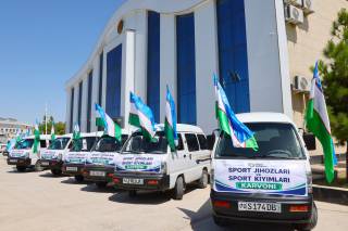 Cportchilarga bayram tuhfasi topshirilmoqda