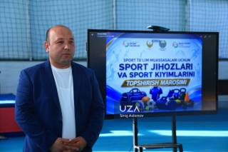 Навоийда спорт-таълим муассасаларига замонавий спорт жиҳозлари топширилди