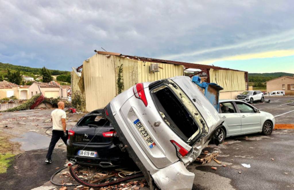 Францияда алапат құйын соғып, 41 адам жарақат алды