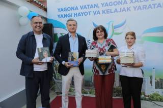 Учтепа ахборот-кутубхона марказига 500 номдаги 2 500 нусха китоб топширилди