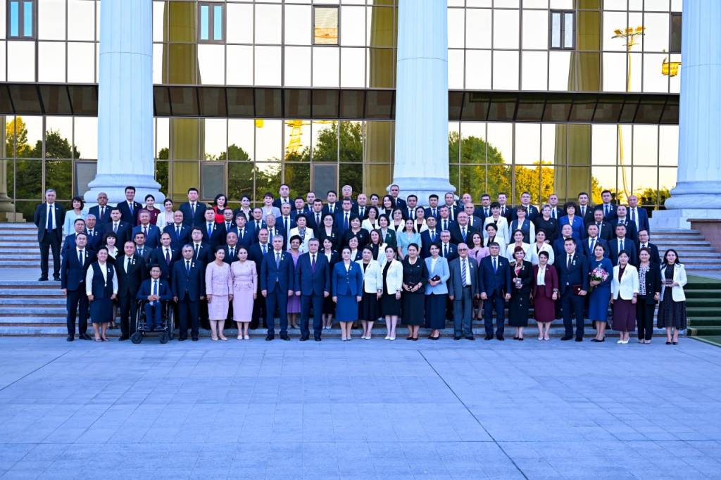 Парламент вакилларига эсдалик нишонлари топширилди