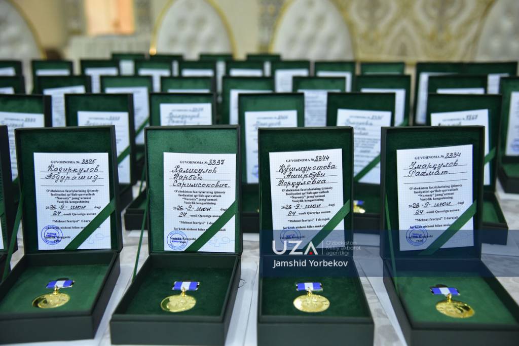Кўкрак нишони тантанали равишда топширилди