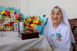 107 yoshli Ravshanoy momoga «Shuhrat» medali topshirildi