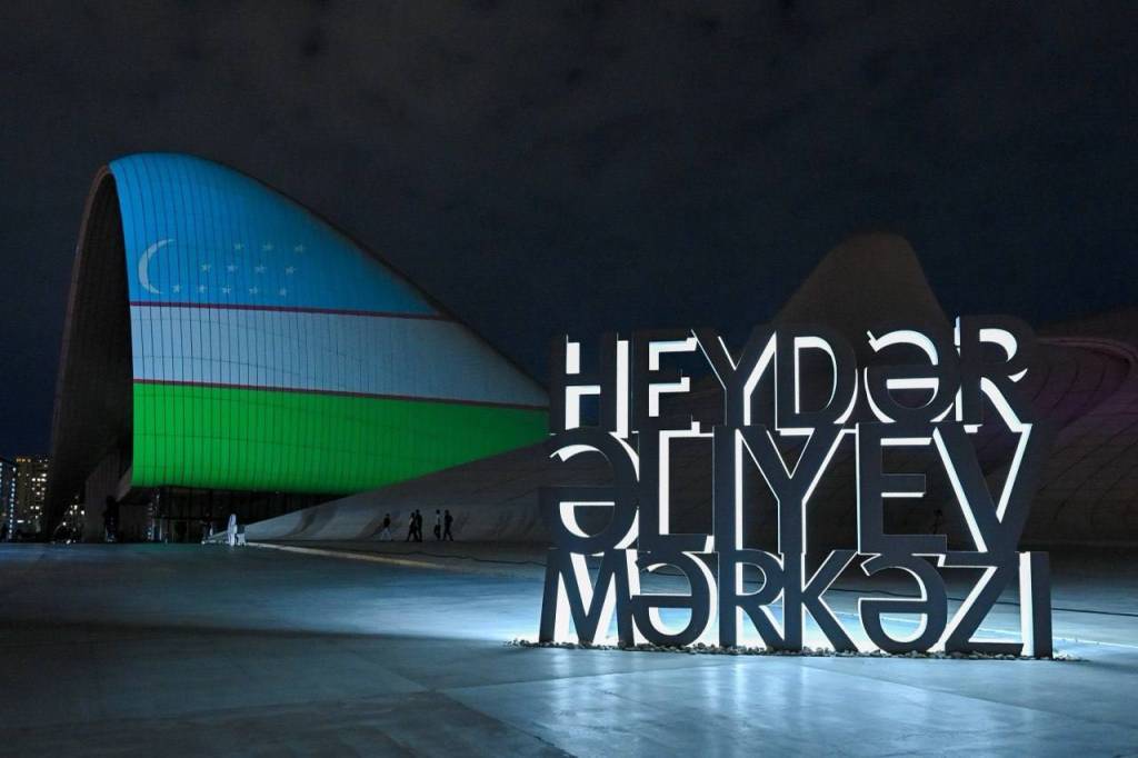 Das Heydar-Aliyev-Zentrum in Baku wurde in den Farben der usbekischen Flagge beleuchtet