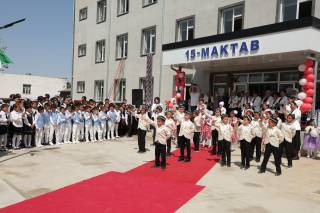 Янги ўқув йили янги мактабда бошланди