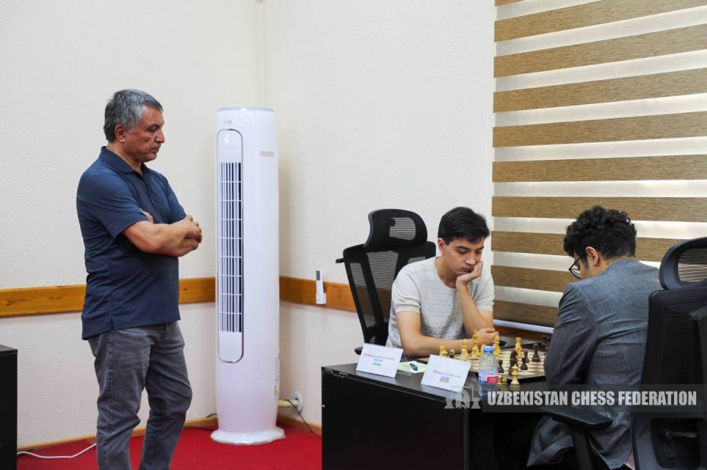 Yoqubboyev eronlik, Madaminov ozarbayjonlik shaxmatchi bilan kuch sinashmoqda