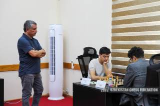 Yoqubboyev eronlik, Madaminov ozarbayjonlik shaxmatchi bilan kuch sinashmoqda