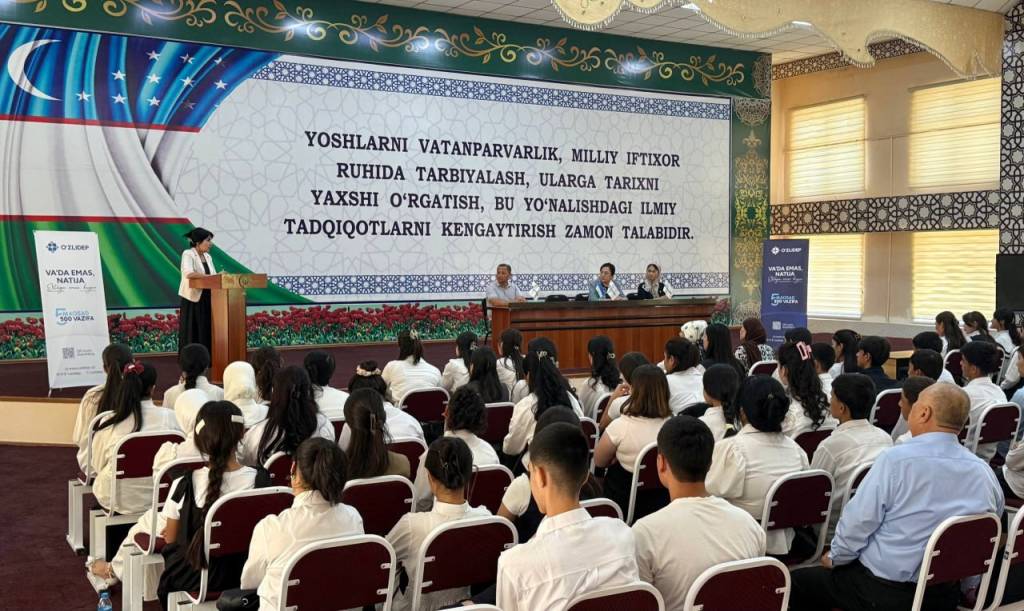 Депутат ёшлар билан учрашди