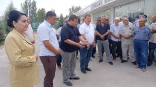 Депутат аҳоли муаммоларини ўрганмоқда