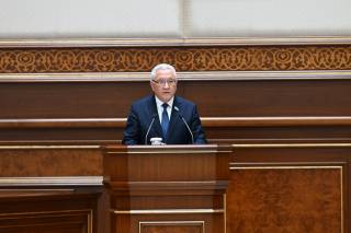 Сенаторлар лотин ёзувига асосланган ўзбек алифбосини такомиллаштиришга қаратилган қонунни маъқуллади