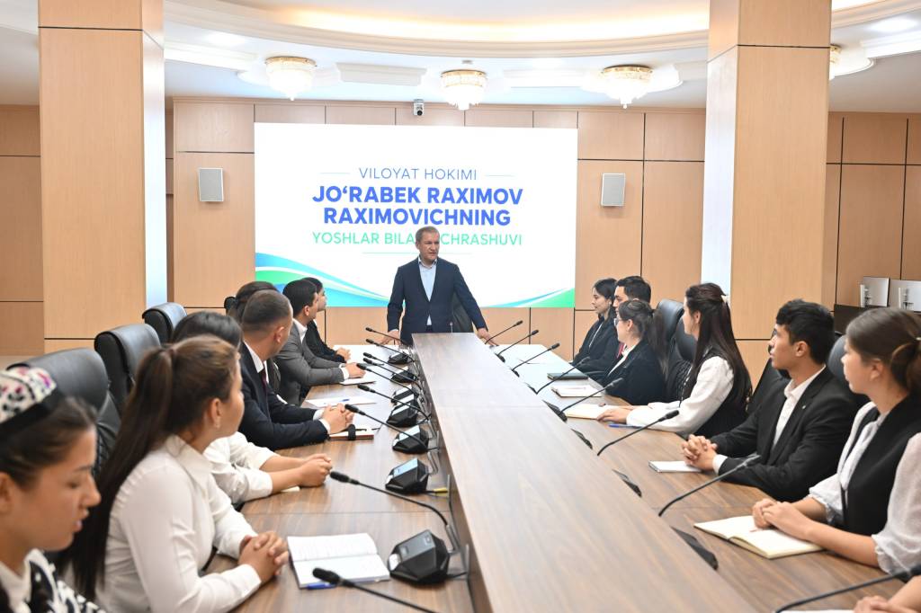 Ҳоким ёшлар билан учрашди
