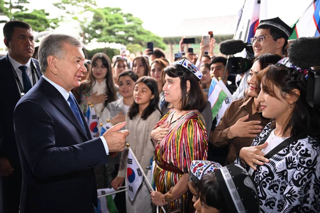 President of Uzbekistan meets with compatriots in Korea