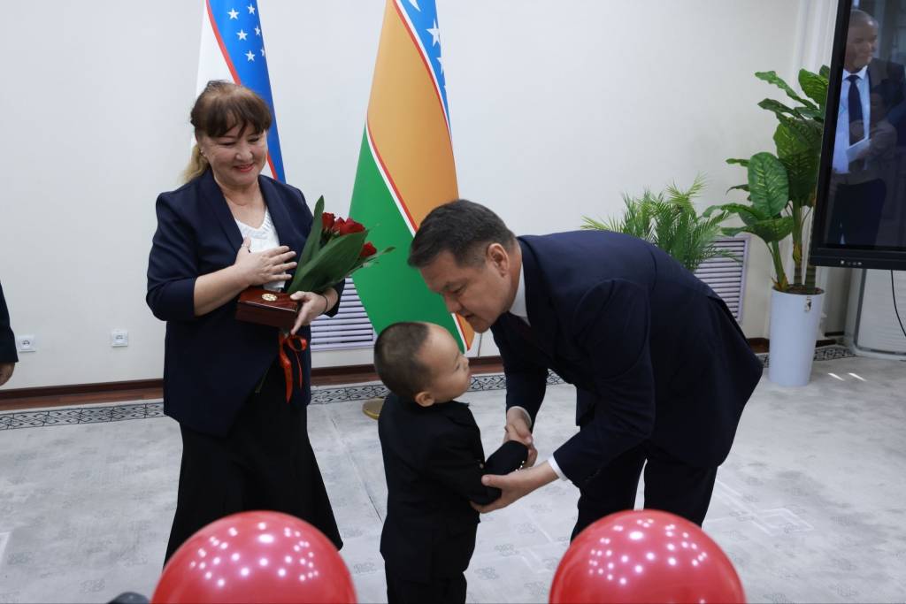 Қорақалпоғистонлик болажонга Президент совғаси ва миннатдорлик мактуби топширилди
