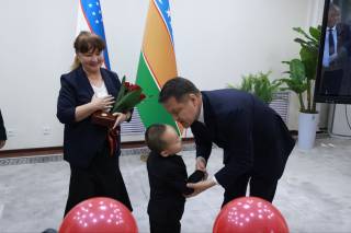 Қорақалпоғистонлик болажонга Президент совғаси ва миннатдорлик мактуби топширилди