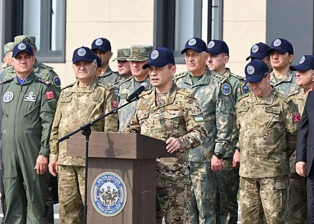 Министр обороны Узбекистана, генерал-лейтенант Шухрат Холмухамедов выступает с речью на учениях «Сила единства-2026»