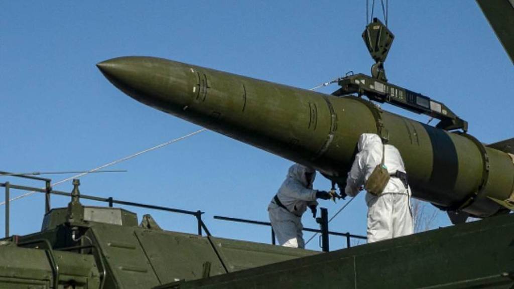 Российские военнослужащие загружают ракету «Искандер» на мобильную пусковую установку во время учений на нераскрытом полигоне в России. 2 февраля 2024 года.
