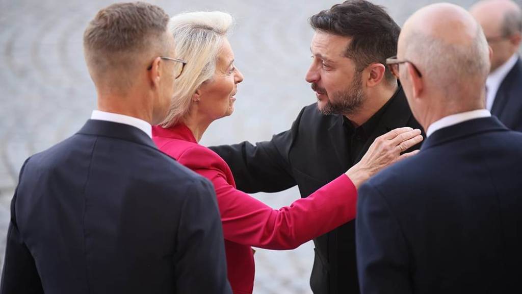 Президент Украины Владимир Зеленский (в центре справа) и председатель Европейской комиссии Урсула фон дер Ляйен (в центре слева).