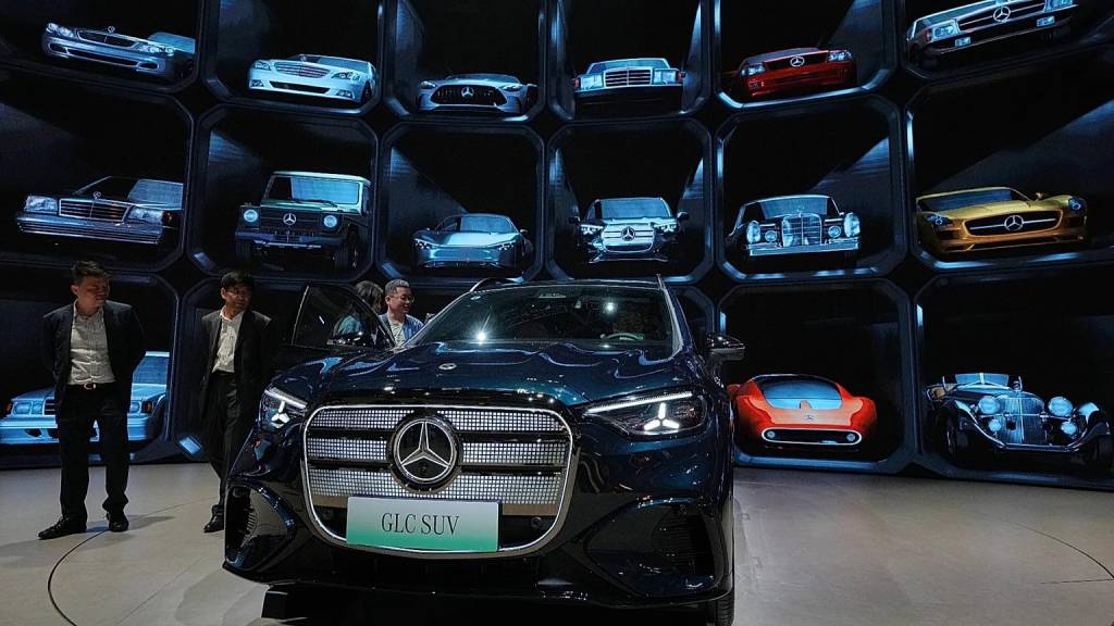 Продажи «Mercedes» в мире падают, электрокары бьют рекорд