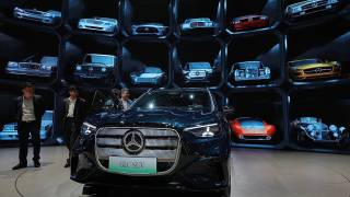 Продажи «Mercedes» в мире падают, электрокары бьют рекорд