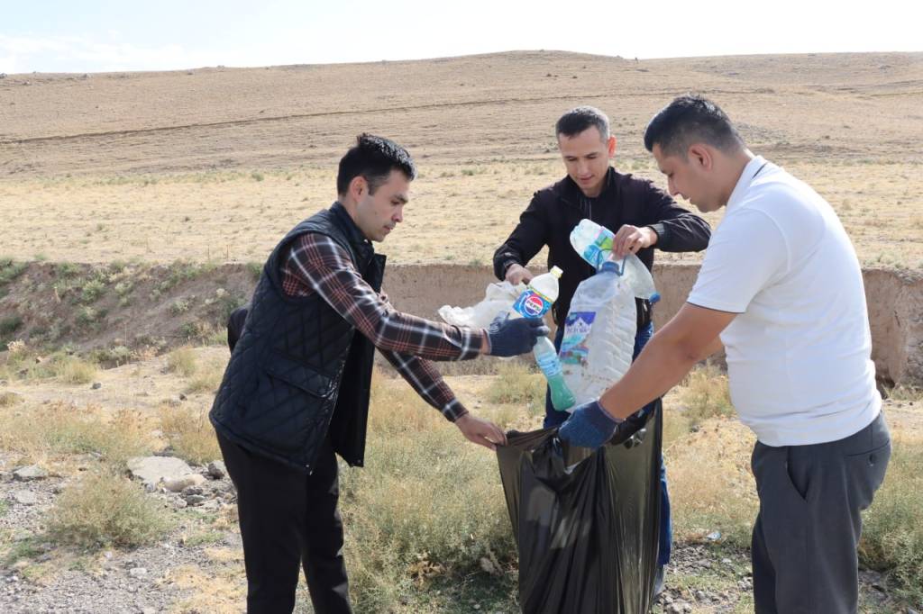 Boysunlik yoshlar yo‘l bo‘yini chiqindilardan tozaladi