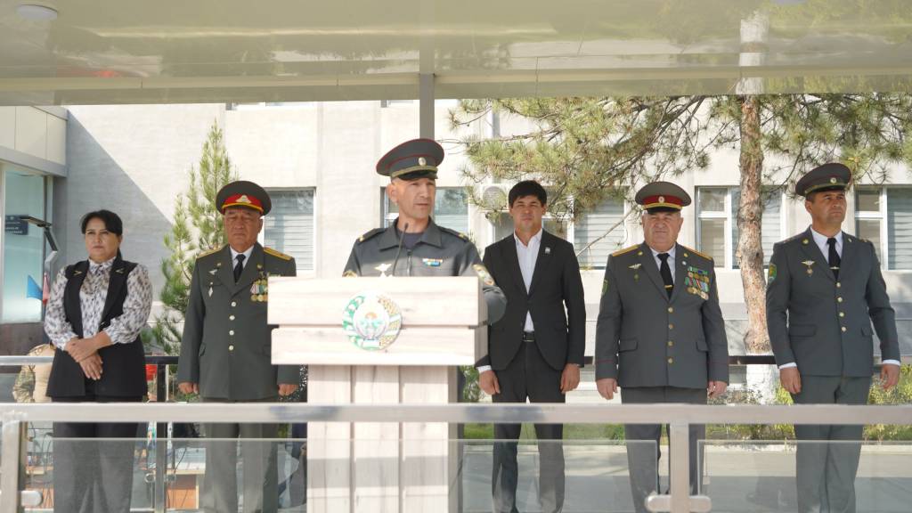 Кўкрак нишонлари ва гувоҳномалар топширилди
