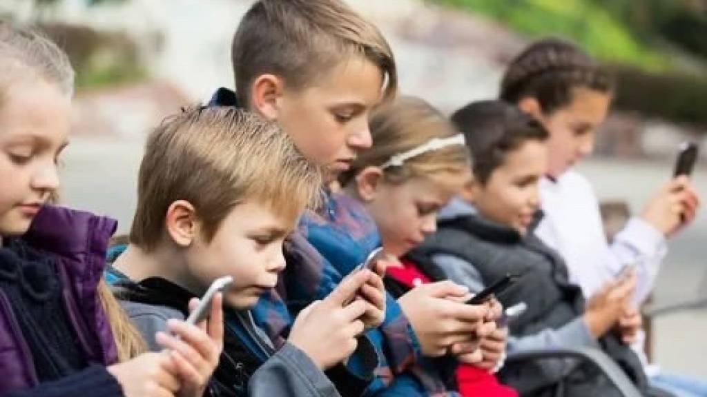 Дунё бўйлаб болаларнинг интернетга кириши чекланмоқда