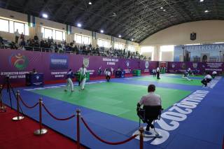 Кураш: Олмалиқда ёшлар ўртасида Ўзбекистон чемпионлари аниқланмоқда