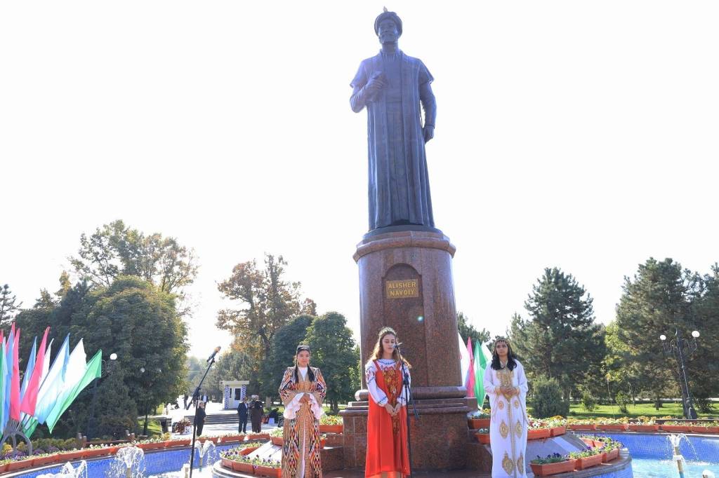 Ўзбек тили байрами Навоий ҳузуридан бошланди