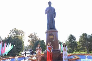 O‘zbek tili bayrami Navoiy huzuridan boshlandi