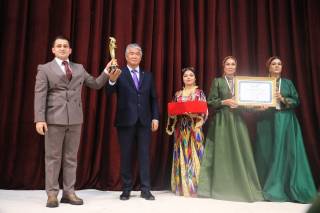 O‘sh milliy drama teatri jamoasi festivalning bosh mukofoti sovrindori