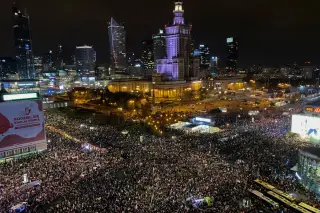 Польшада минглаб фуқаролар қонунчиликдаги чекловларга қарши кўчага чиқди