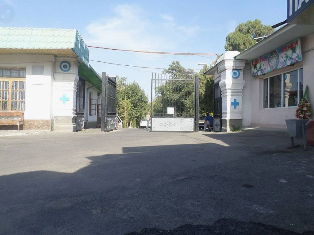 На Боткинском кладбище восстановят надгробия, поврежденные упавшей стеной