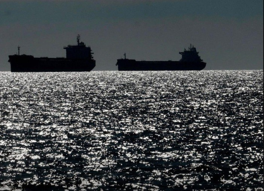 WSJ: АҚШ денгиз қамали туфайли Эроннинг сузувчи нефть омборлари бўшаб қоляпти