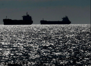 WSJ: АҚШ денгиз қамали туфайли Эроннинг сузувчи нефть омборлари бўшаб қоляпти