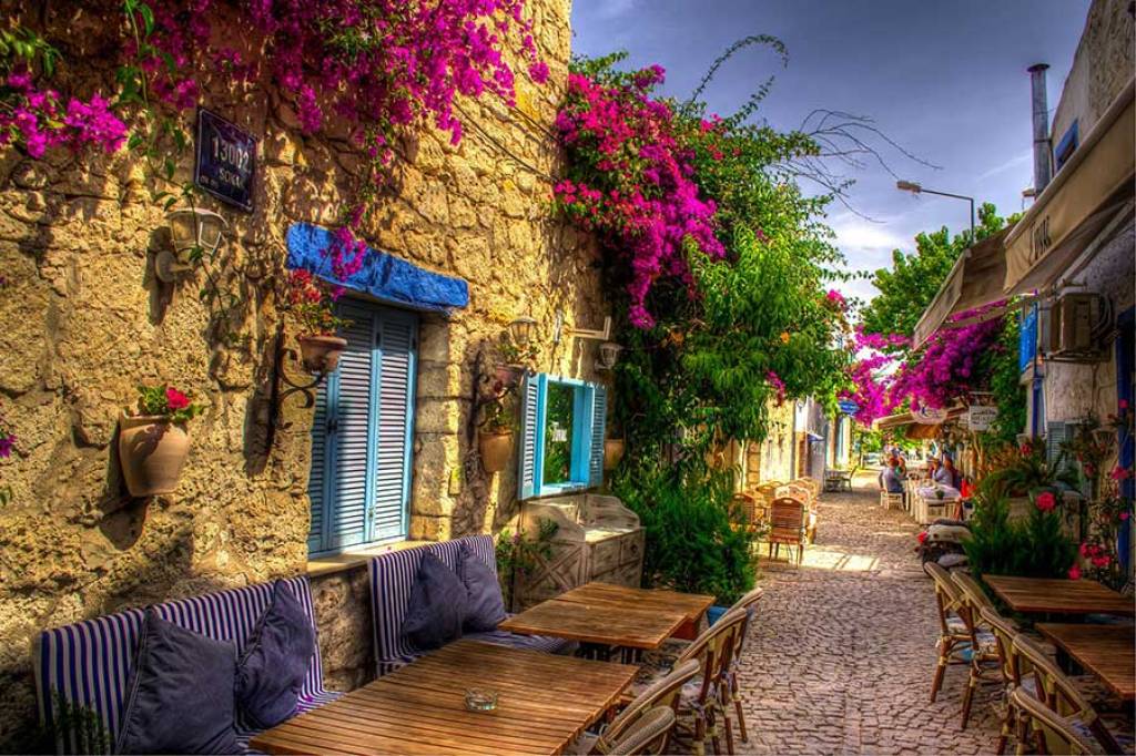 Izmir - With its history dating back to 3000 years