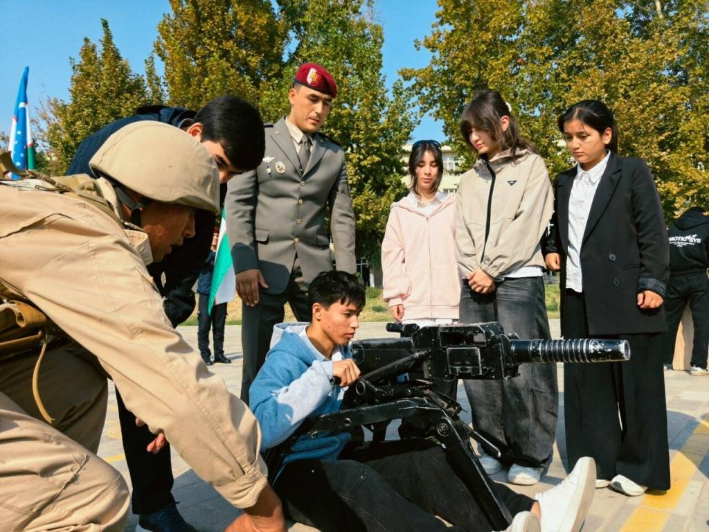 Yoshlar kuni: yoshlar harbiylar ish faoliyati bilan tanishdi